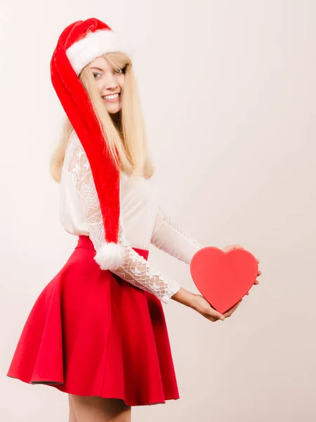 Glückliche nette Frau mit herzförmiger Schachtel. Weihnachten. — Stockfoto