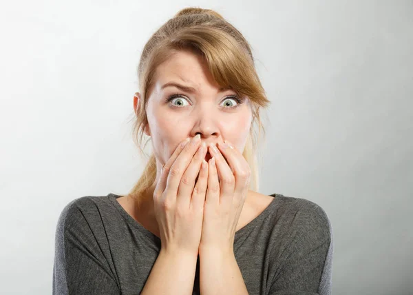 Mujer nerviosa expresando miedo . —  Fotos de Stock