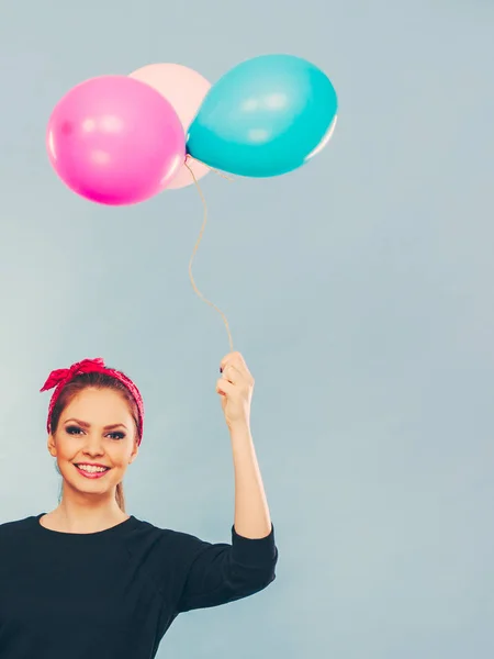 Härlig leende flicka håller färgglada ballonger. — Stockfoto