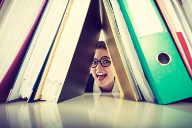 Bağlayıcı yığınları ile mutlu deli muhasebeci.