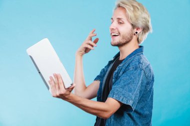 Tablet bilgisayar kullanarak trendy genç adam
