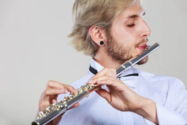Flautista macho tocando su flauta — Foto de Stock