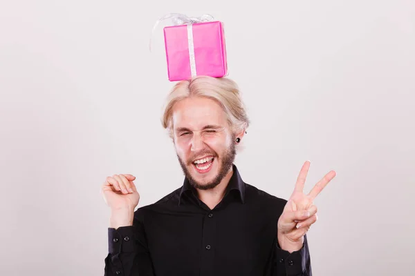 Az ember a fején rózsaszín ajándék doboz — Stock Fotó