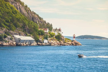 Deniz feneri ile Norveç kıyı şeridi