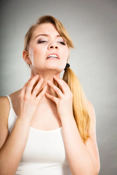 Mujer rascarse el cuello picante con erupción alérgica — Foto de Stock