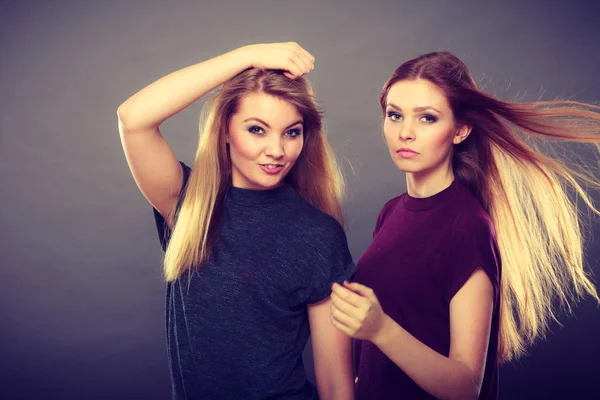 Duas mulheres bonitas, loira e morena posando — Fotografia de Stock