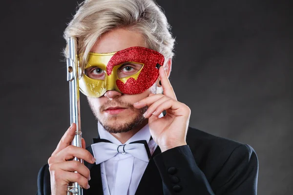 Uomo in maschera carnevale giocare flauto — Foto Stock