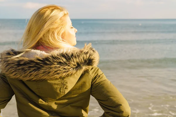 Mujer relajante en la playa, día frío — Foto de Stock