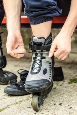 Adam tekerlekli paten üzerinde açık koyarak.