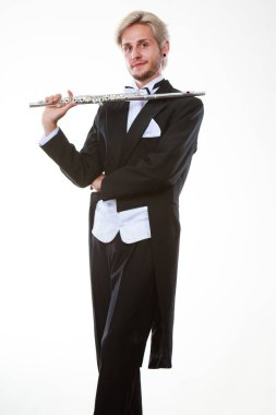 Purosuyla giyen erkek flütçü flüt tutan