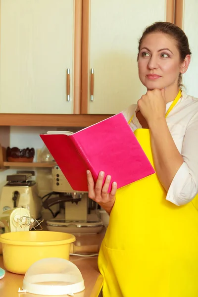 Планирование и приготовление пищи домохозяйкой — стоковое фото