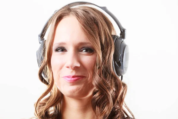Mujer en auriculares escuchando música mp3 relajante —  Fotos de Stock