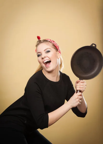 Mujer de estilo retro divirtiéndose con accesorios de cocina . — Foto de Stock