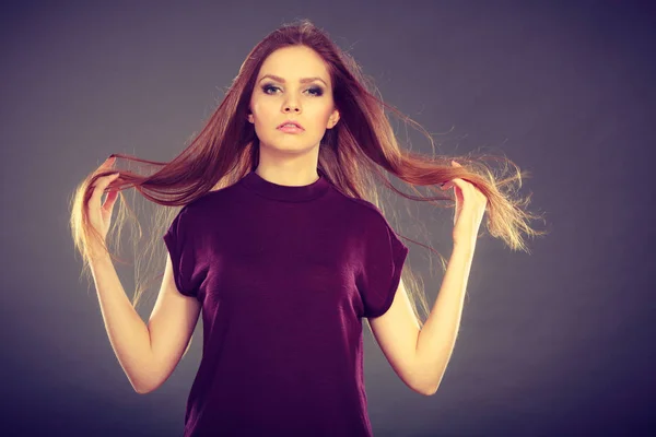 Aantrekkelijke brunette vrouw met windblown haar — Stockfoto