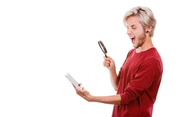 Homme lisant le message sur le téléphone en utilisant loupe — Photo