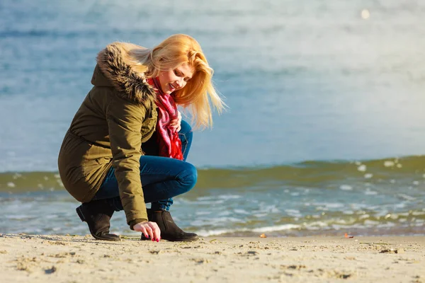 Woman relaxing on beach, cold day — Stock Photo, Image