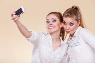 arkadaşlar öğrenci kızlar ile akıllı telefon kendi kendine fotoğraf çekme