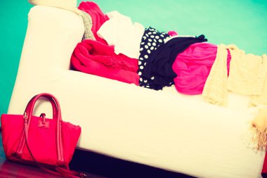 Beyaz koltukta yalan dağınık renkli elbise