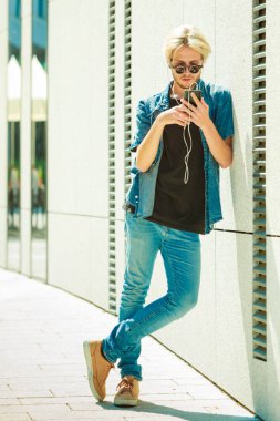 Kulaklık ile hippi adam dinleme müzik