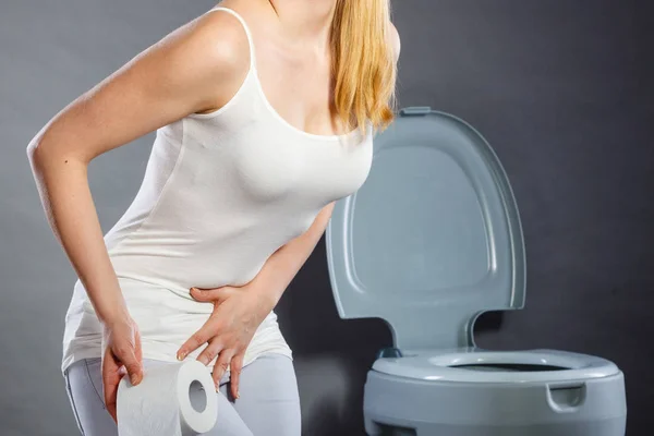 Woman with hands holding her crotch in toilet — Stock Photo, Image