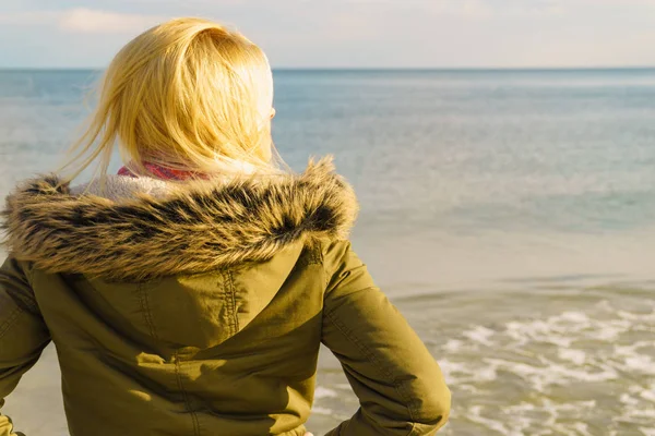 Femme relaxante sur la plage, journée froide — Photo