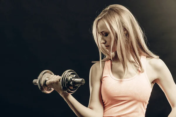 Fitness sporty girl lifting weights — Stock Photo, Image