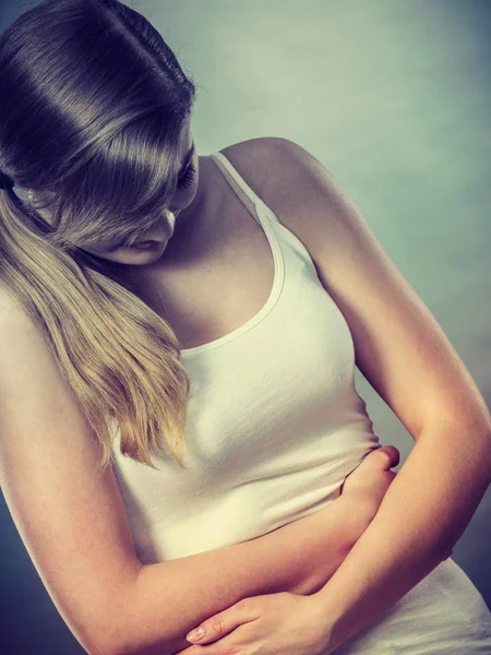 Vrouw buik pijn lijden. — Stockfoto