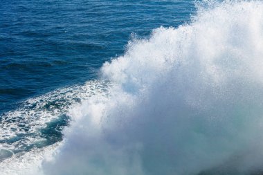 Su üzerinde feribot yelken sonra iz