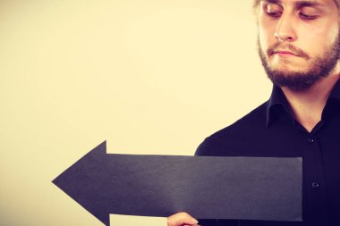 Siyah ok sol işaret tutan adam