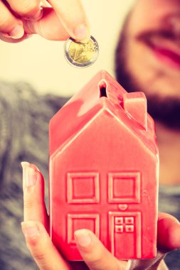 Adam evi servet para koyarak