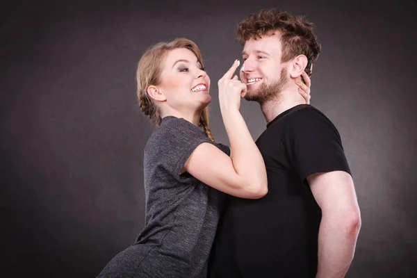 Engraçado casal brincando com creme . — Fotografia de Stock