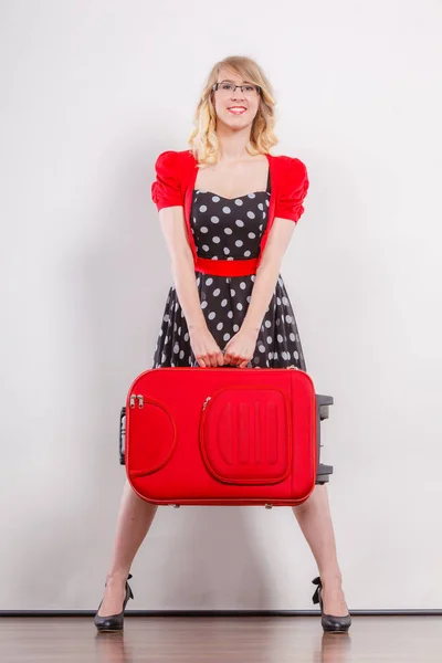 Elegante mujer de moda con maleta roja —  Fotos de Stock