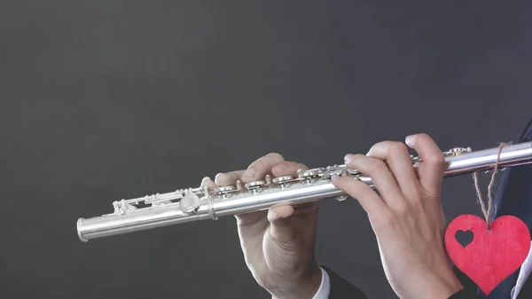 Mannelijke fluitist met fluit en hart. Melodie van liefde — Stockfoto