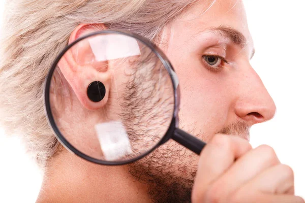 Menino adolescente com piercing e penteado elegante — Fotografia de Stock