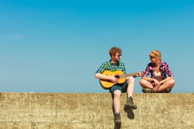 Genç adam onun kız arkadaşı açık gitar