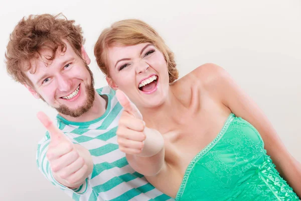 Feliz pareja emocionado sonriendo sosteniendo el pulgar hacia arriba gesto , —  Fotos de Stock