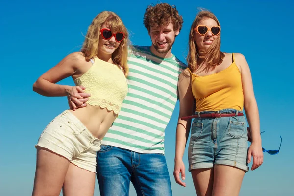 Grup arkadaşları erkek iki kız açık eğleniyor