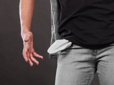 Erkek gösteren boş cepler