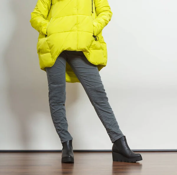 Дівчина моди в куртці . — стокове фото
