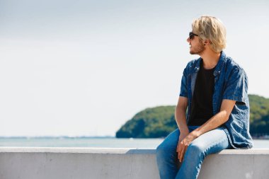 Rahatlatıcı, yaz zevk oturan adam