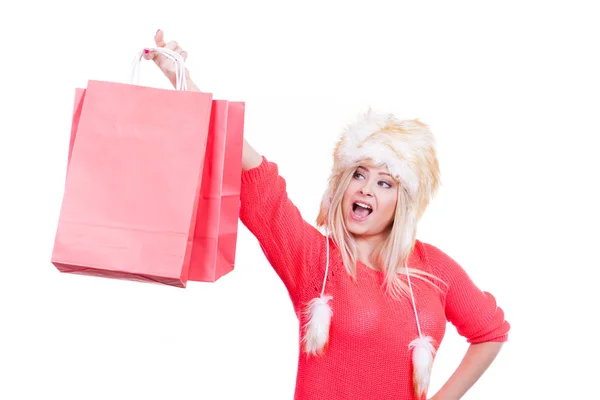 Mujer con sombrero peludo sosteniendo bolsas de compras —  Fotos de Stock