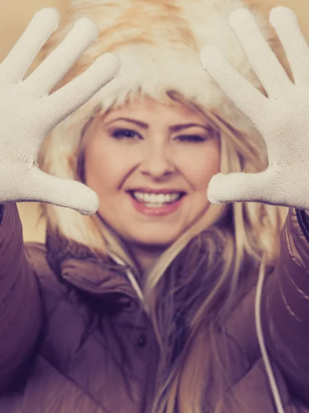 Nő visel téli szőrös meleg sapka — Stock Fotó