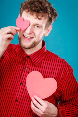 Kalpler tutan adam tezahürat.