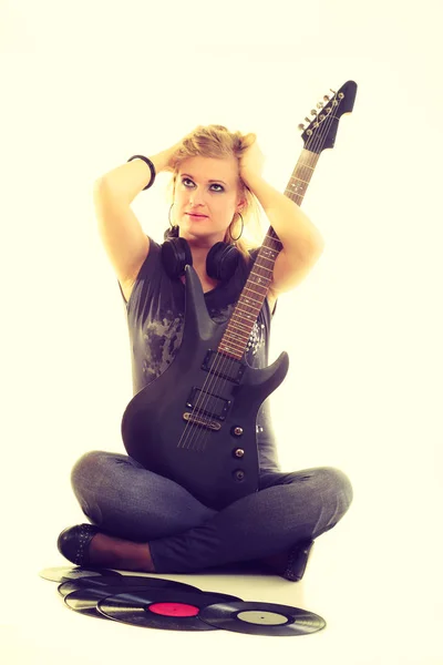 Woman with electrical guitar and vinyl record. — Stock Photo, Image