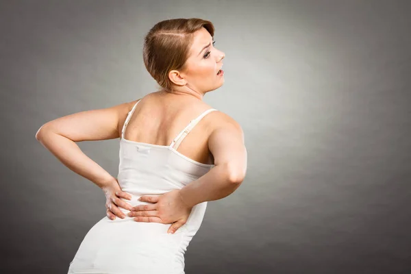 Mujer sufriendo de dolor de espalda — Foto de Stock