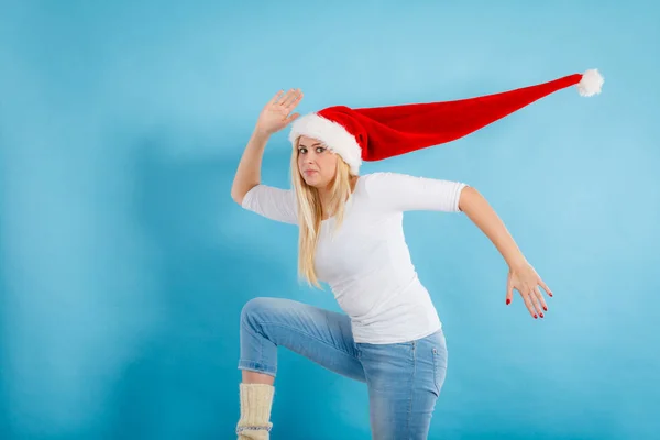 Femme portant un long chapeau de Père Noël soufflé par le vent — Photo