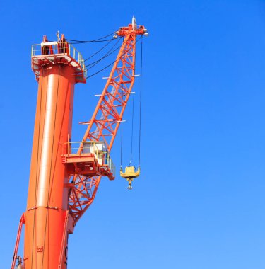 Vinçler, bağlantı noktası alan ve mavi gökyüzü