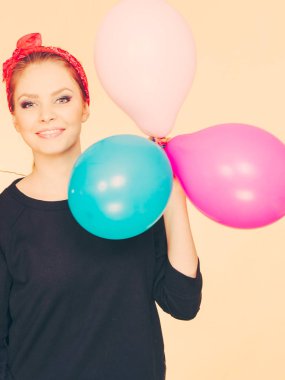 Balonlar ile mutlu gülümseyen kadın.