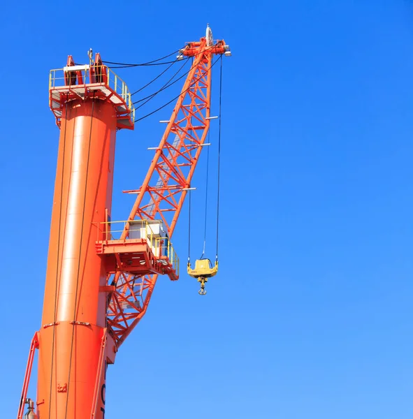 Grues dans la zone portuaire et ciel bleu — Photo