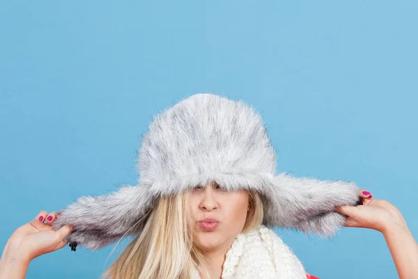 冬の毛皮のような温かみのある帽子をかぶっている女性 — ストック写真